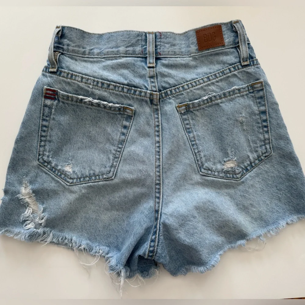 BDG Urban Outfitters Women’s A Line Jean Shorts Size 26 Light Blue Distressed - Picture 3 of 5